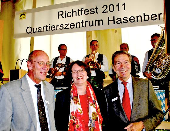Fröhlich beim Richtfest: Kulturreferent Küppers, Bürgermeisterin Strobl und der Dibag-Vorstand Kasper (von links).	Foto: Wally Schmidt