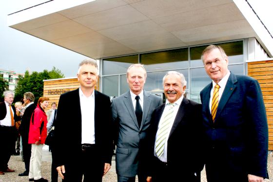 Architekt Alexander Pfletscher, Hep Monatzeder, Rolf Zeitler und Johannes Singhammer (v. l.) vor dem modernen neuen Heidehaus.	Foto: Wally Schmidt