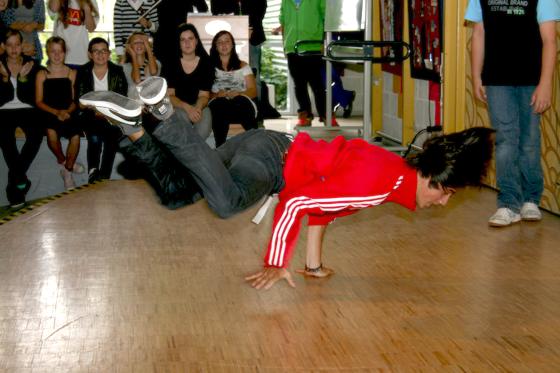 Beni (16) bringt seine Aversion gegen Mobbing mit athletischen Breakdance- Performances zum Ausdruck. Er erntet donnernden Applaus.	Foto: Gabriele Heigl