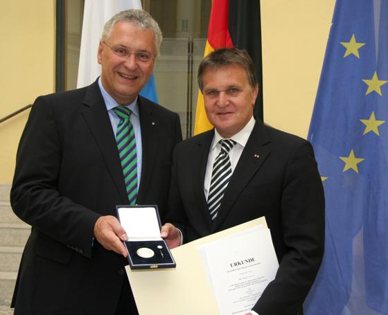 Im Juli ist Grafings Bürgermeister Rudolf Heiler (r.) von Innenminister Joachim Herrmann mit der Kommunalen Verdienstmedaille geehrt worden. 	Foto: Innenministerium