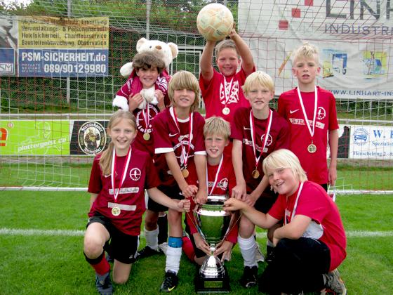 »Die 8 Fußballgötter« und ihr dicker Pokal: das eine Mädchen und die sieben Jungs waren die Gewinner bei den 4. Klassen.	Foto: Privat
