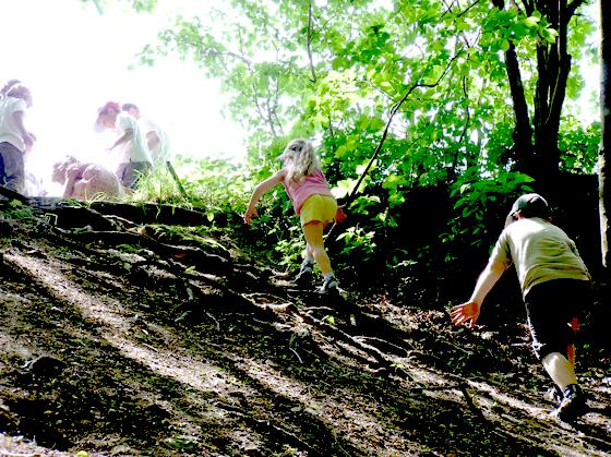 Kinder streifen gerne durch die Natur. Beim Ferienprogramm des Ökologischen Bildungszentrums können sie dabei auch noch was lernen.	Foto: ÖBZ