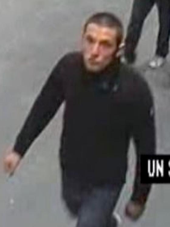 Die Polizei fahndet nach diesem Mann, der im Januar einen U-Bahnfahrgast bedroht haben soll. 	Foto: PPM