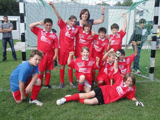 Diesmal gewann die Grundschule Hochbrück den begehrten Turnier-Pokal.	Foto: VA