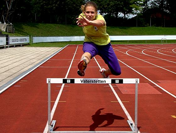 Die gehörlose Leichtathletin Georgina Schneid aus Zorneding nimmt alle Hürden mit Bravour. 69 sportliche Titel hat sie sich bislang gesichert.	Foto: ka