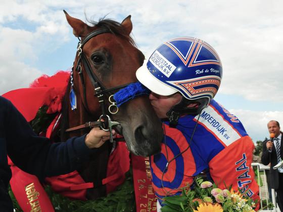 Küsschen für die Siegerin: Rob de Vlieger bedankt sich bei Anky Kievitshof.	Foto: Privat