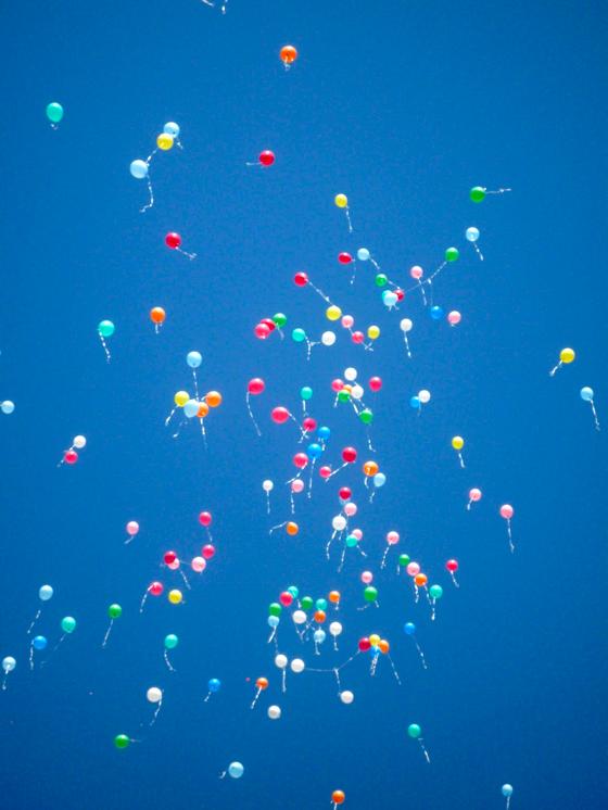 Schüler ließen zum Start des Sponsorenlaufs rund 250 Luftballons steigen.	Foto: Privat