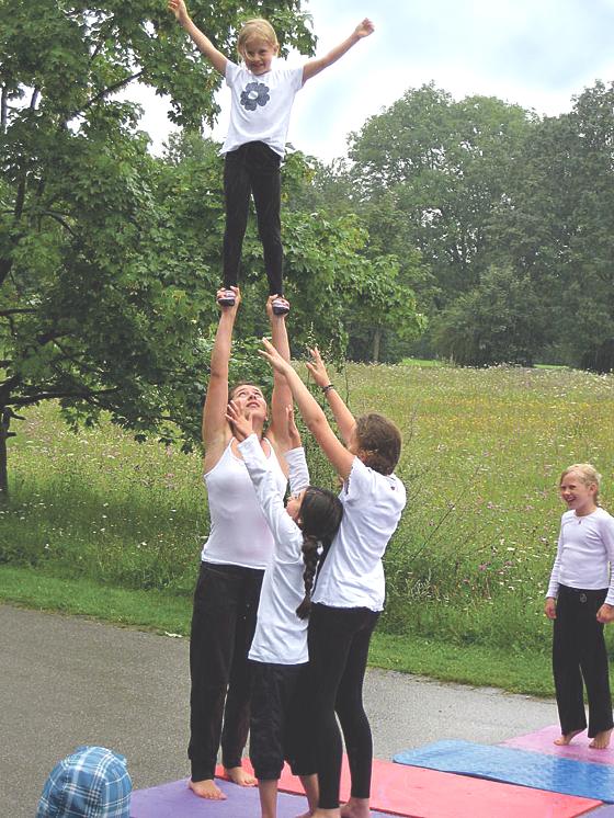 Ein Höhepunkt des Stadtteilfests war die Kinder-Akrobatik-Vorführung.	Foto: Hirth