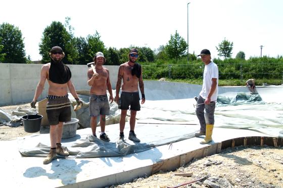 Das Team von »minus-ramps«, das in zwei Monaten den Skatepark Hallbergmoos gebaut hat. Alle sind selber Skateboarder, testen ihre Anlagen intensiv  und sind die einzigen, die die Bowls frei mit Nass-Spritz-Beton modellieren.	Foto: bb