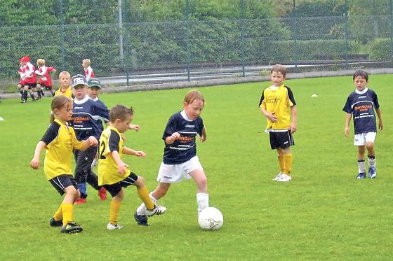 Trotz widriger Wetterverhältnisse kickte der Nachwuchs in spannenden Turnierserien um den Saurer Cup.	Foto: TSV