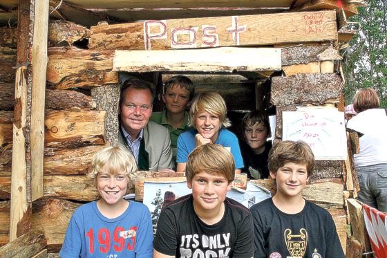 Bürgermeister Jan Neusiedl und Hüttendorf-Bürgermeister Lukas freuten sich mit den jungen Hand­werkern über die gelungenen Hütten.	Foto: hol