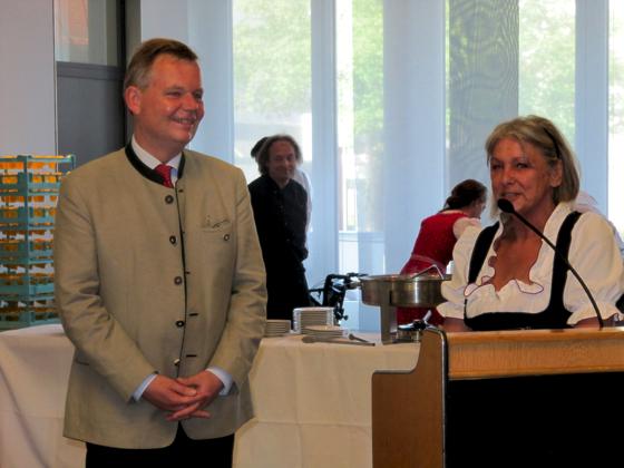 TSV-Präsidentin Christine Paeschke hatte Geschenke und eine launige Rede für Bürgermeister Jan  Neusiedl im Gepäck. 	Foto: hw