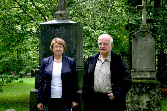 Kriemhild Pöllath-Schwarz und Oskar Holl wollen den Alten Nordfriedhof nicht als »Moralapostel« bewachen, aber auf dem Gottesacker den Respekt vor den Toten wahren. 	Foto: scy