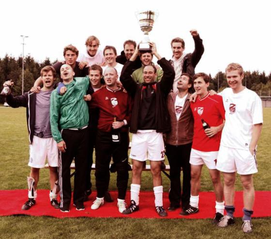 So sehen Sieger aus: Zum dritten Mal gewinnt die Mannschaft der TCZ Soccers den begehrten Copa ­Padre Fink. 	Foto: David Köhler / Copa Padre Fink