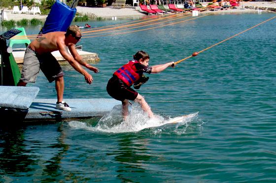Körperbeherrschung ist gefragt beim Skifahren auf dem Wasser.  Der Spaß ist garantiert.	Foto: VA