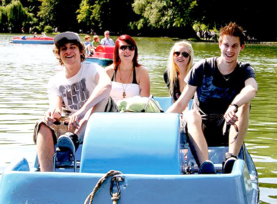 Warum in die Ferne schweifen? Alex, Laura, Sandra und Daniel (v. l.) fahren im Urlaub am liebsten Tretboot am Kleinhesseloher See.	Foto: scy