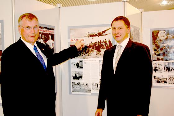 Johannes Singhammer (links) eröffnete mit Swen Gacik vom Center Management die Ausstellung »50 Jahre Mauerbau in Berlin«, die noch bis einschließlich Samstag, 20. August, im OEZ an der Hanauer Straße 68 zu sehen ist.	Foto: ws
