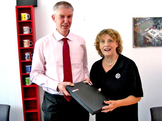 Rektor Achim Lebert übergab Sabine Kudera vom Kontaktkreis Siebenbürgen 17 gebrauchte Laptops für die dortige deutsche Schule.	Foto: VA