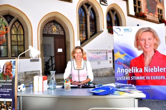 Die CSU-Politikerin Angelika Niebler, hier in ihrem mobilen Europa-Büro in Murnau, hat auch beim ZDF ein Wörtchen mitzureden. 	Foto: sf