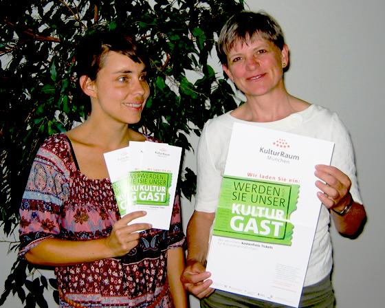 Werben mit Flyern und Plakaten für kostenfreie Tickets zu Kulturveranstaltungen: Sabine Ruchlinski (l.) und Monika Eberl  vom KulturRaum München. Foto: VA