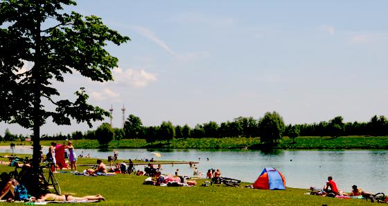 Auch die Wasserqualität des Riemer Sees wird regelmäßig überprüft, auch wenn der bisher nicht zu den offiziellen Münchner Badeseen zählt. Foto: Archiv