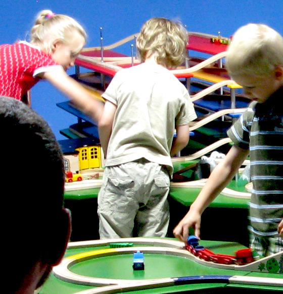 Kinder lieben das Spiel mit den BRIO-Holzeisenbahnen.	Foto: VA