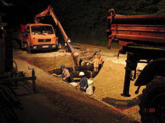 Auch nachts schreiten die Bauarbeitn am Ober­hachinger Nahwärmenetz voran.	Foto: Privat