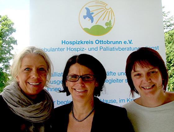 Freuen sich auf neue Helfer: Brigitte Schmitt-Hausser, Barbara Mallmann und Sabine Weidenthaler (v. l.) vom Hospizkreis.	Foto: hol