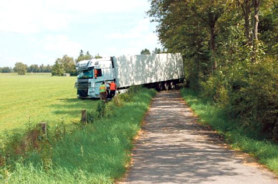Ein Großschlepper war nötig, um den Unglücks-Truck wieder aus dem Feld zu bergen.  	 	Foto: Polizei