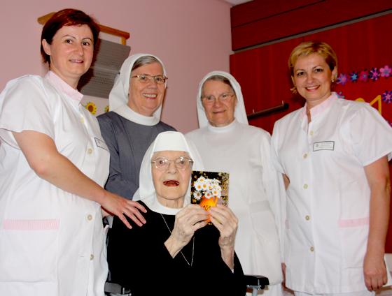 Schwester M. Monalda Sommer freute sich über die Glückwünsche von Hausoberin Schwester M. Vinzentia Moll (2.v.l.) und Pflegefachkräften ihres Wohnbereichs: (v.l.) Kosana Rose, Schwester M. Consilia Koch und Gordana Rasic. F.: Privat