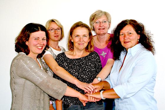 Stefanie Hottarek (Oberhaching), Susanne Müller (Freising), Martina Bock (Neufahrn), Rosemarie Weber (Taufkirchen) und Julia Richter (Grünwald) arbeiten gemeinsam für eine bessere Kinderbetreuung.	Foto: hol