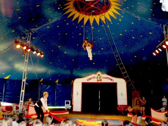 Gewagte Akrobatik unter der Zeltkuppel in Unterschleißheim wurde von den Kindern und ihren Eltern mit viel Beifall bedacht. 	Foto: VA