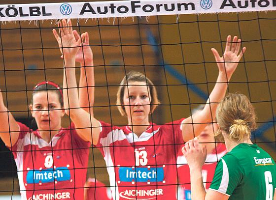 Christin Hölzel (links) und Carolin Herrmann (Mitte) schlagen weiter für den SV Lohhof auf. 	Foto: VA