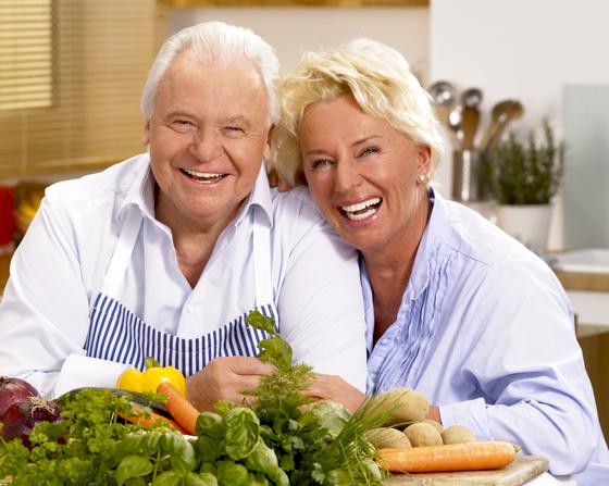 Lydia Staltner ist mit Eckart Witzigmann seit Jahren befreundet. So war es ein Leichtes, ihn zu dem Senioren-Kochbuch zu überreden.	Foto: Fotostudio Eising