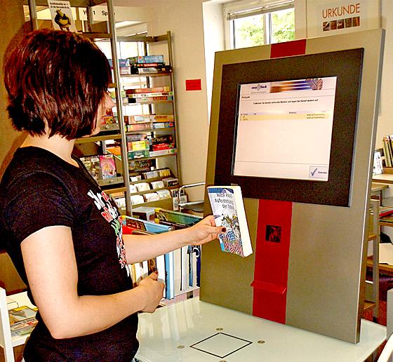 Vor allem junge Leser wie Katharina nutzen das neue Angebot der Grünwalder Bücherei.	Foto: Privat