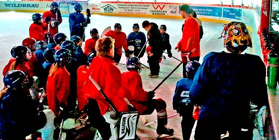 Gespannt lauschen die kleinen Eishockeyfand einer der kanadischen Trainerinnen beim Erklären einer Übung. 	Foto: smg