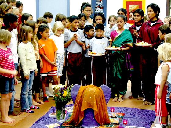 Kinder zeigen, was sie über die indische Kultur gelernt haben.	Foto: Privat
