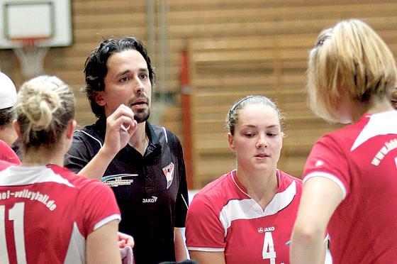 Trainer Benedikt Frank gibt seinen Spielerinnen Tipps für die kommende Spielzeit.	Foto: VA