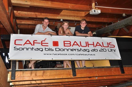Jeremi Kaluza, Johanna Konrad und Markus Rettenberger (v. l.) sind derzeit als Vorstand im Café Bauhaus für den reibungslosen Ablauf verantwortlich.	Foto: sf