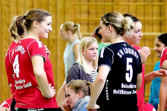 Sabrina Karnbaum (l.) und Susanne Pfeiffer (r.) schlugen in der vergangenen Saison noch erfolgreich im Lohhofer Regionalliga-Team auf.	Foto: VA