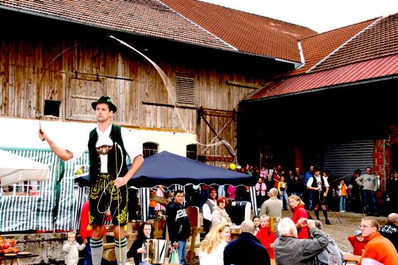 Bayerisches Brauchtum wird beim Hoffest in Tauf­kirchen groß geschrieben. 	Foto: VA
