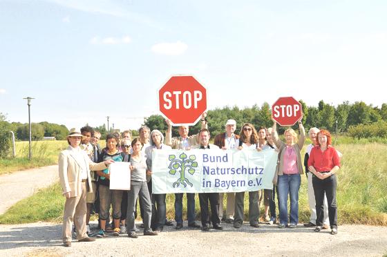 Der Bund Naturschutz und die Bürgerinitiative »Keine Umfahrung Kirchtrudering« demonstrieren gegenüber den Verkehrsplanungen.	Foto: sf
