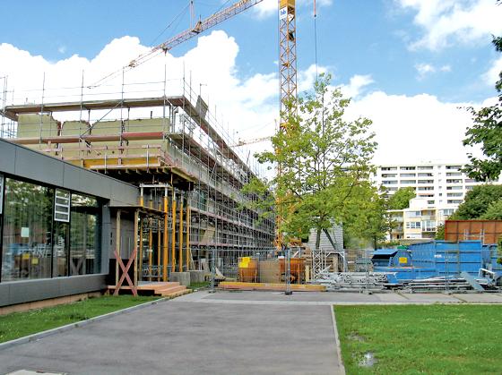 Die Umbauarbeiten an der Wilhelm-Röntgen-Realschule in Neuperlach laufen trotz Ferien auf Hochtouren.	Foto: aha