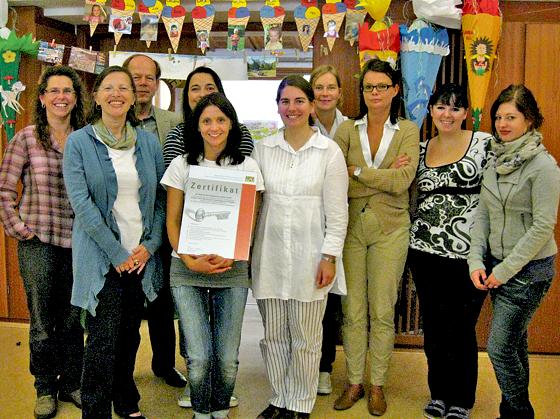 Die Leiterin des Kindergartens der katholischen Pfarrei »Heilige Familie«, Petra Wenhardt (3. v. l.) und ihr Team freuen sich über die Auszeichnung.	Foto: mst