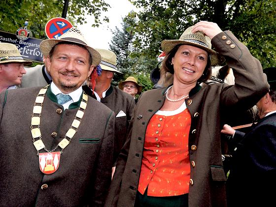 Grasbrunner Bürgermeister, Klaus Korneder gemeinsam mit Bundesministerin Ilse Aigner auf dem Keferloher Montag (v. li.).	Foto: Schunk