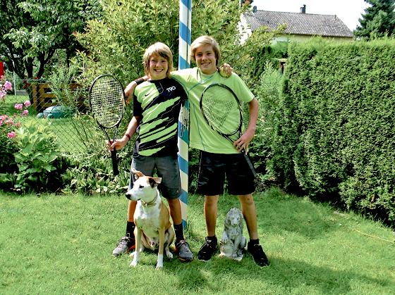Nicolas und Valentin Dix (v. l.), bayerische Tennis-Talente aus Waldperlach, mit Hund Poldi. 	Foto: aha