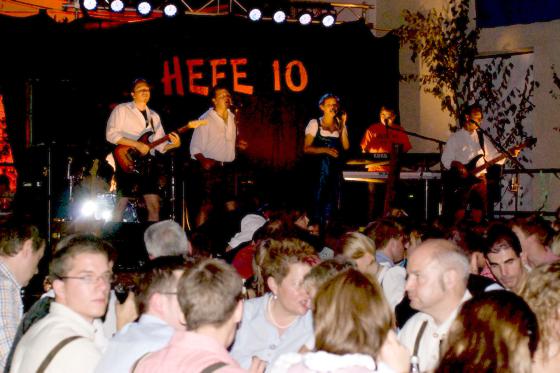 Die Showband »Hefe 10« sorgt für die musikalische Unterhaltung beim 6.  Truderinger Weinfest.	Foto: VA