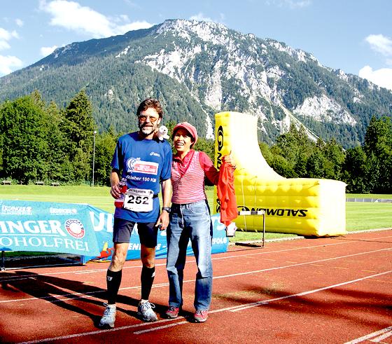 Immer an seiner Seite, Ehefrau Marlyn, die im Ziel auf ihren ultra-schnellen Mann Rainer Leyendecker aus Holzkirchen wartet.	Fotos: Privat