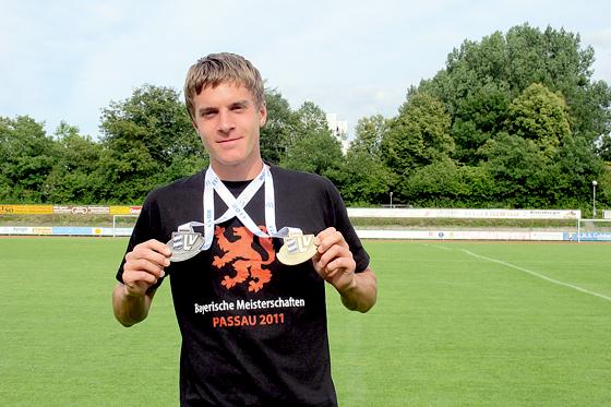 Lukas Aufinger mit seinen Medaillen von den Bayerischen Jugendmeisterschaften. 	Foto: Gabi Aufinger