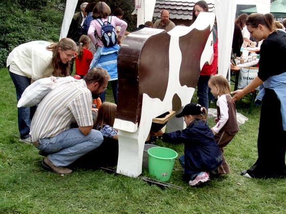 Kinder werden viel Spaß haben auf dem Hoffest. Unter anderem dürfen sie sich an einer sehr geduldigen Kuh am Melken versuchen.	Foto: VA